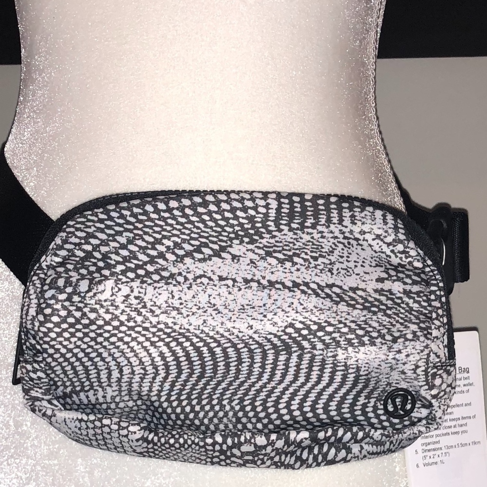 SOLD. LULULEMON EVERYWHERE BELT BAG FANNY PACK - Picture 2 of 5